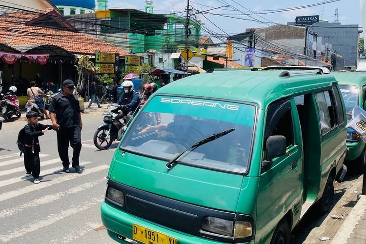 Aep Rahmat (58) supir angkutan kota (Angkot) jurusan Leuwi Panjang - Soreang, Kabupaten Bandung, Jawa Barat, usai beraktifitas menarik penumpang dari mulai Perempatan Kopo Kota Bandung hingga Terminal Soreang, Kabupaten Bandung, pada Minggu (29/10/2023)