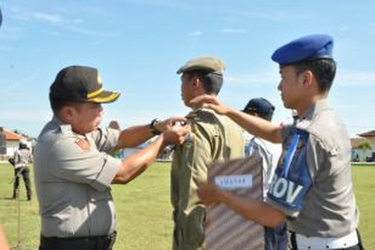 Kapolres Semarang AKBP Augustinus Berlianto Pangaribuan saat melakukan inspeksi 

pasukan dalam gelar pasukan Operasi Ketupat Candi 2014 di Alun-alun Bung karno, Ungaran, 
Senin (21/7/2014) siang.