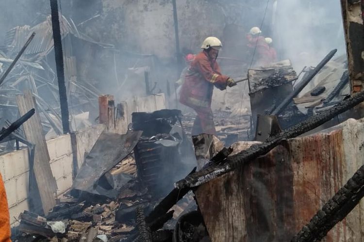 Kebakaran menimpa sejumlah bangunan di Jalan Soka Kelurahan Rawabadak, Kecamatan Koja, Jakarta Utara pada Sabtu (11/12/2021) pukul 12.18 WIB. 