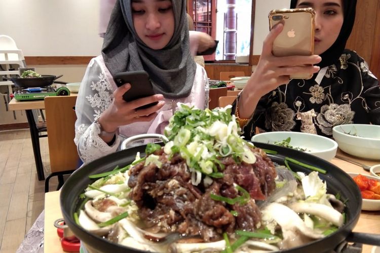 Di tempat wisata Korea Folk Village, rombongan tur 2018 Halal Restaurant Week Korea mampir ke restoran ramah muslim lain yakni Gilmokjib. Menu yang dipesan seperti beef soup dan andong style wild vegetable bibimbap.