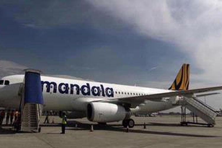 Airbus A320, pesawat baru milik maskapai Mandala Airlines saat berada di Terminal 3 Bandara Soekarno-Hatta, Tangerang, Banten, Kamis (14/3/2013). Dengan adanya pesawat baru ini, Mandala Airlines berencana menambah rute-rute penerbangan, hingga kini maskapai ini melayani 38 penerbangan tiap harinya.  