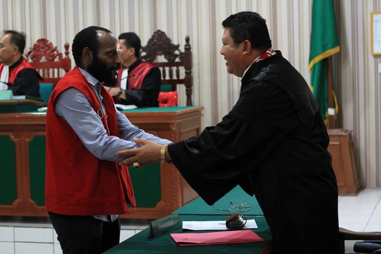 Terdakwa Frantinus Nirigi menyalami kuasa hukumnya Andel, seusai sidang pembacaan eksepsi yang digelar di PN Mempawah, Selasa (21/8/2018).