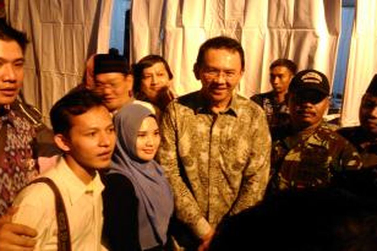 Gubernur DKI Jakarta, Basuki Tjahaja Purnama (Ahok), saat diminta foto bersama salah satu warga rusun Penjaringan, Jakarta Utara, Senin (6/7/2015).