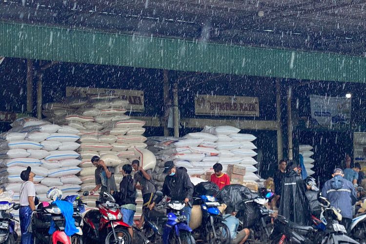 Sejumlah pembeli tengah membeli beras di Toko Sumber Raya, Pasar Induk Beras Cipinang, Jakarta Timur, Kamis (29/2/2024).