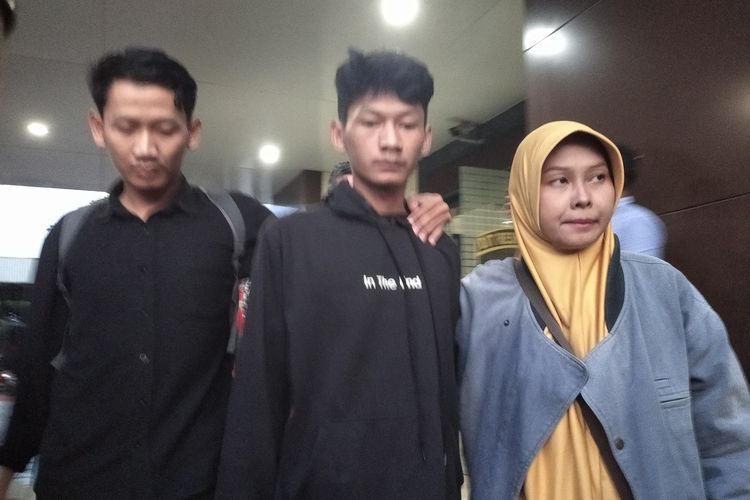 Mantan terpidana kasus pembunuhan Vina, Saka Tatal (tengah) usai menjalani pemanggilan di Polda Jabar, Selasa (4/6/2024).