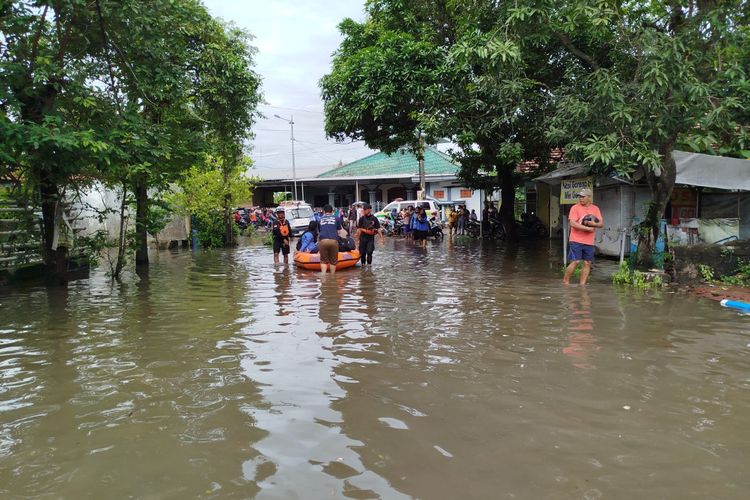 Banjir melanda Dusun Beluk, Desa Jombok, Kecamatan Kesamben, Kabupaten Jombang, Jawa Timur, Senin (9/12/2024).