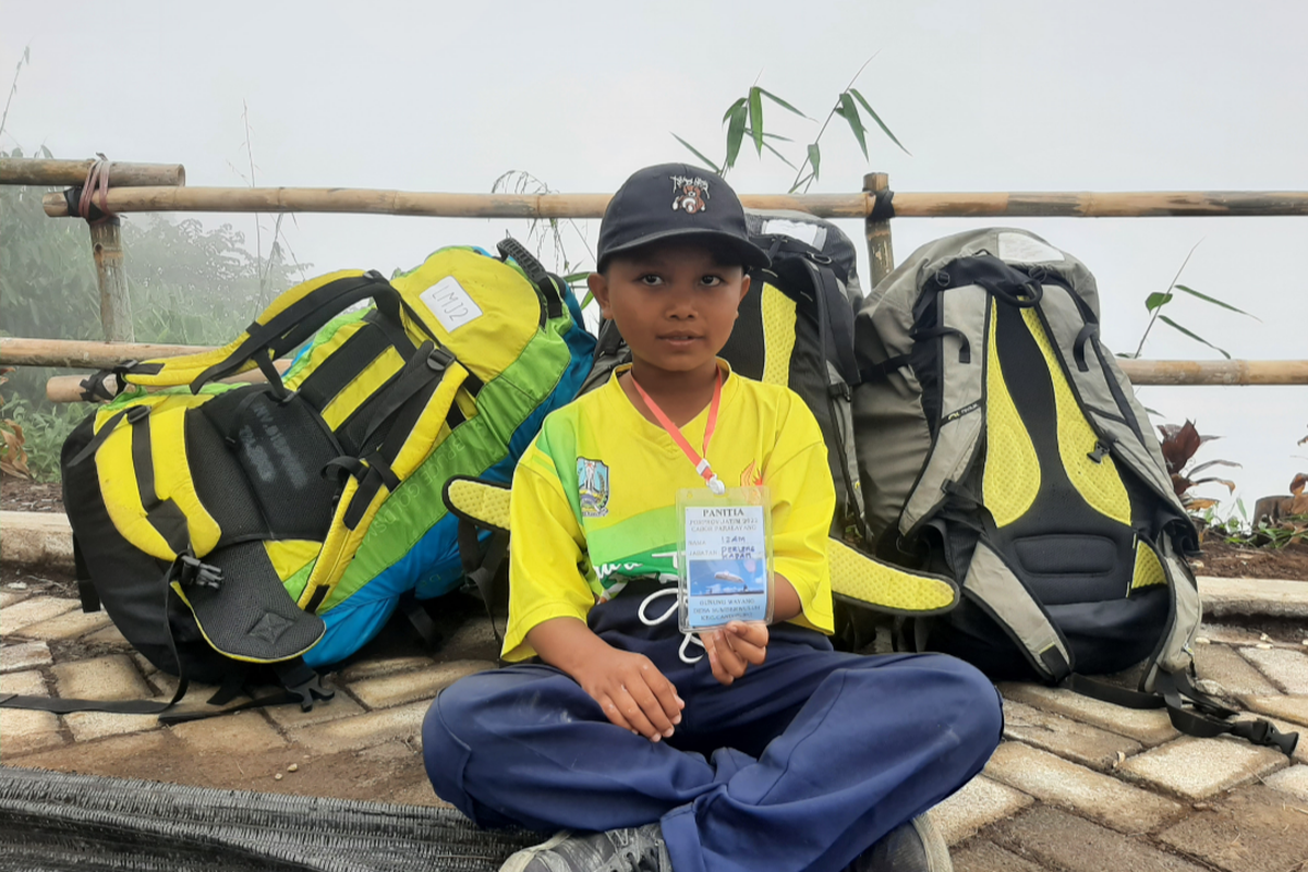 Izam, bocah cilik asal Lumajang yang jadi caddy paralayang dalam Porprov Jatim VII