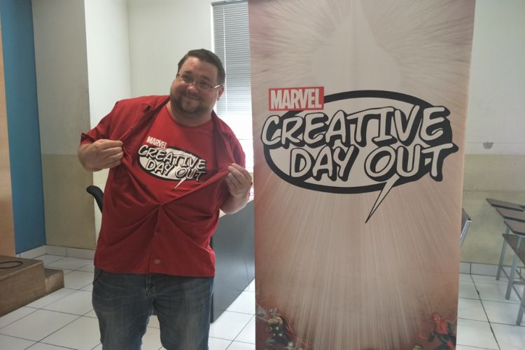 Editor in Chief Marvel Comics, CB Cebulski, berpose dalam acara Marvel Creative Day Out di Universitas Binus, Jakarta Barat, Jumat (12/1/2018).