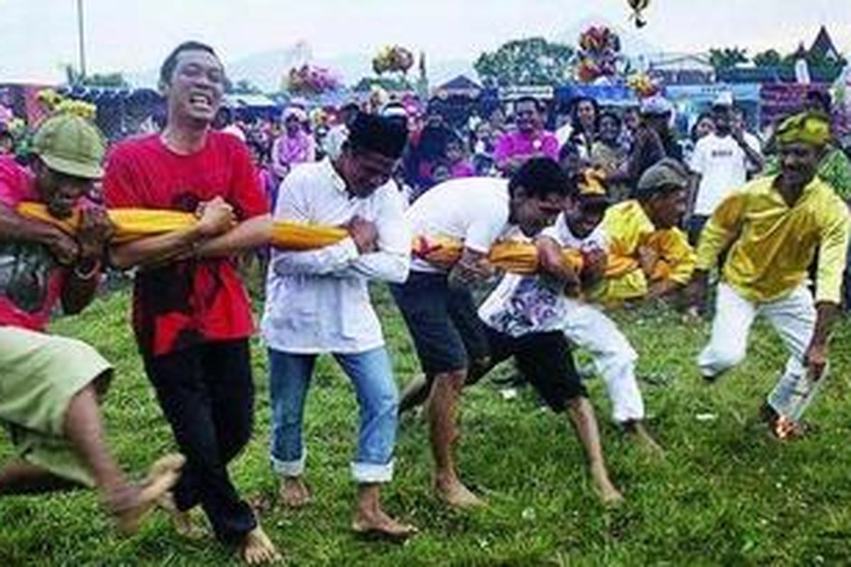 Pertunjukan tradisional baramasuwen (bambu gila) menjadi atraksi dalam Legu Gam Moloku Kie Raha 2010 atau Pesta Rakyat Maluku Utara 2010 di Lapangan Ngara Lamo, Ternate, Maluku Utara, Maluku, Rabu (7/4). Meskipun diangkat oleh lima orang, bambu tersebut tidak bisa dikendalikan. Bambu itu mengikuti gerak dari sang pawang yang memberikan kekuatan magis pada benda tersebut.