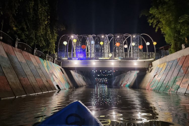 Perahu Wisata di Lampion Pasar Gede, Kota Solo, Selasa (10/1/2023).