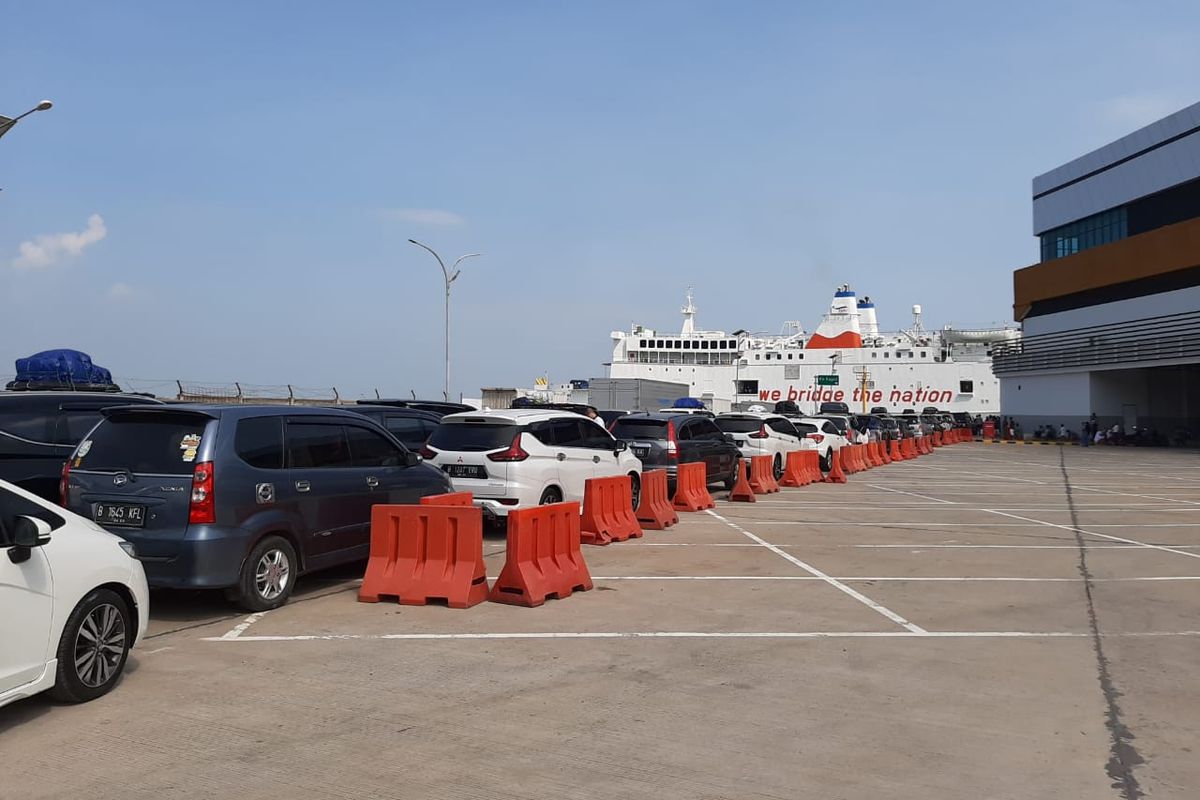 Antrean kendaraan roda empat yang akan naik kapal laut di dermaga eksekutif Merak, Cilegon, Banten, Rabu (29/5/2019)