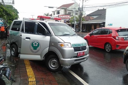 Ambulans Bawa 3 Pasien Covid-19 Ditabrak Suzuki X-Over Saat Terobos Lampu Merah, Ini Kata Polisi