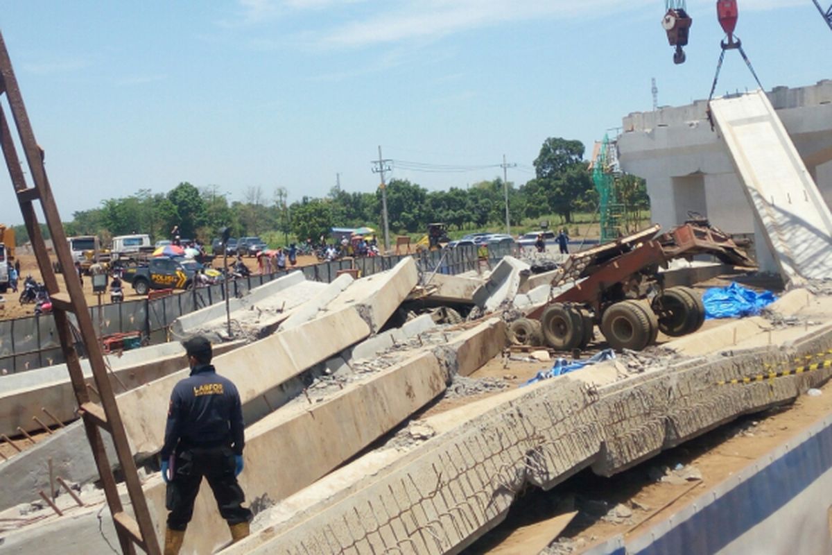 Tim Lafor Mabes Polri Cabang Surabaya melakukan penyelidikan sekaligus investigasi ambruknya grider flayover tol Pasuruan-Probolinggo