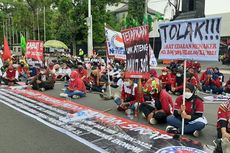 Tuntut Upah Layak, Buruh Demo di Depan Kantor Ganjar Pranowo