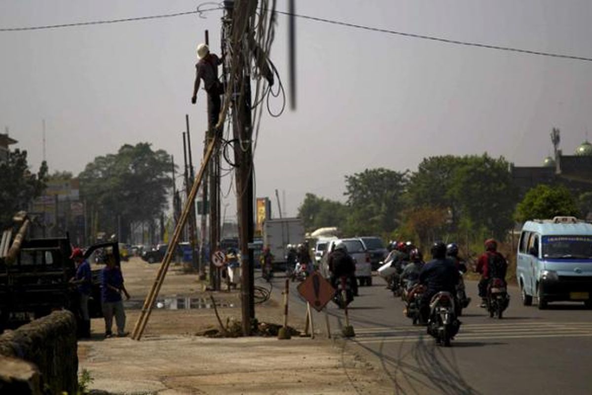 Proyek pelebaran Jalan Raya Kalimalang bersamaan dengan proyek Tol Bekasi-Cawang-Kampung Melayu (Becakayu) di kawasan Duren Sawit, Jakarta Timur, terkendala oleh jaringan utilitas yang tengah dipindahkan, Kamis (9/7/2015). Memasuki masa mudik Lebaran, pelebaran jalan berpotensi menganggu lalu lintas dan pengendara harus ekstra berhati-hati.