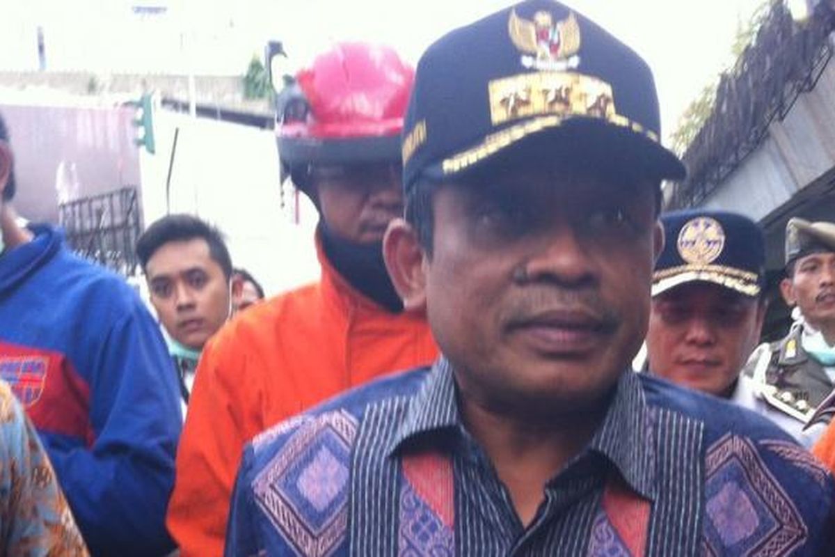 Plt Gubernur Sumarsono Saat Meninjau Lokasi Kebakaran di Pasar Senen, Jakarta Pusat, Kamis (19/1/2017)