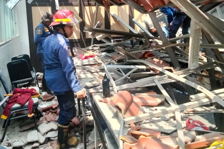 Kondisi atap bangunan SMKN 1 Cileungsi, Kabupaten Bogor yang ambruk. Dok Damkar