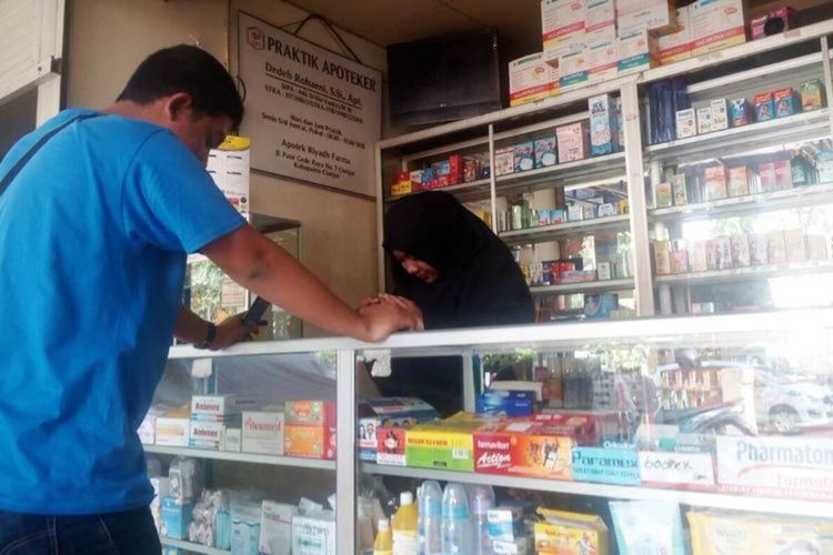 Mencuatnya kasus seorang pasien di rumah sakit di Cianjur yang dikaitkan dengan suspect virus corona memicu tingginya penjualan masker. Namun, ketersediaan masker di apotek-apotek saat ini sudah kosong.