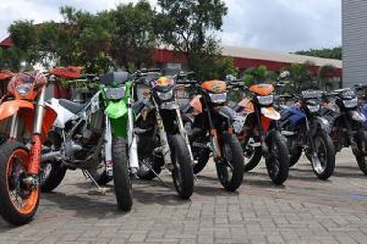 Deetan model supermoto yang tergabung dalam komunitas.