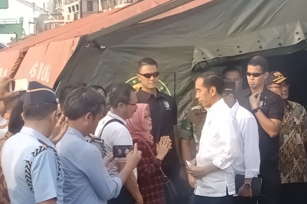 Orangtua dari Pangkih Pradana, salah satu penumpang pesawat Lion Air JT 610 yang jatuh di Tanjung Karawang, Senin (29/10/2018), mendekati Presiden Joko Widodo saat Presiden meninjau posko Badan SAR Nasional di dermaga JICT 2, Tanjung Priok, Jumat sore kemarin.