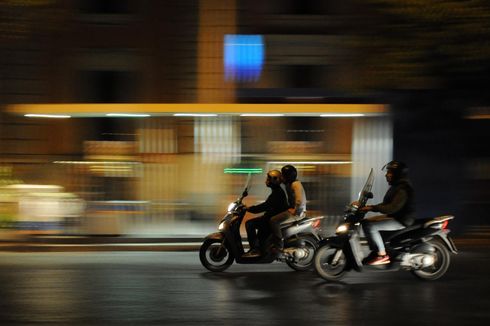 Naik Motor Malam Hari Rawan Kejahatan, Begini Tips Amannya