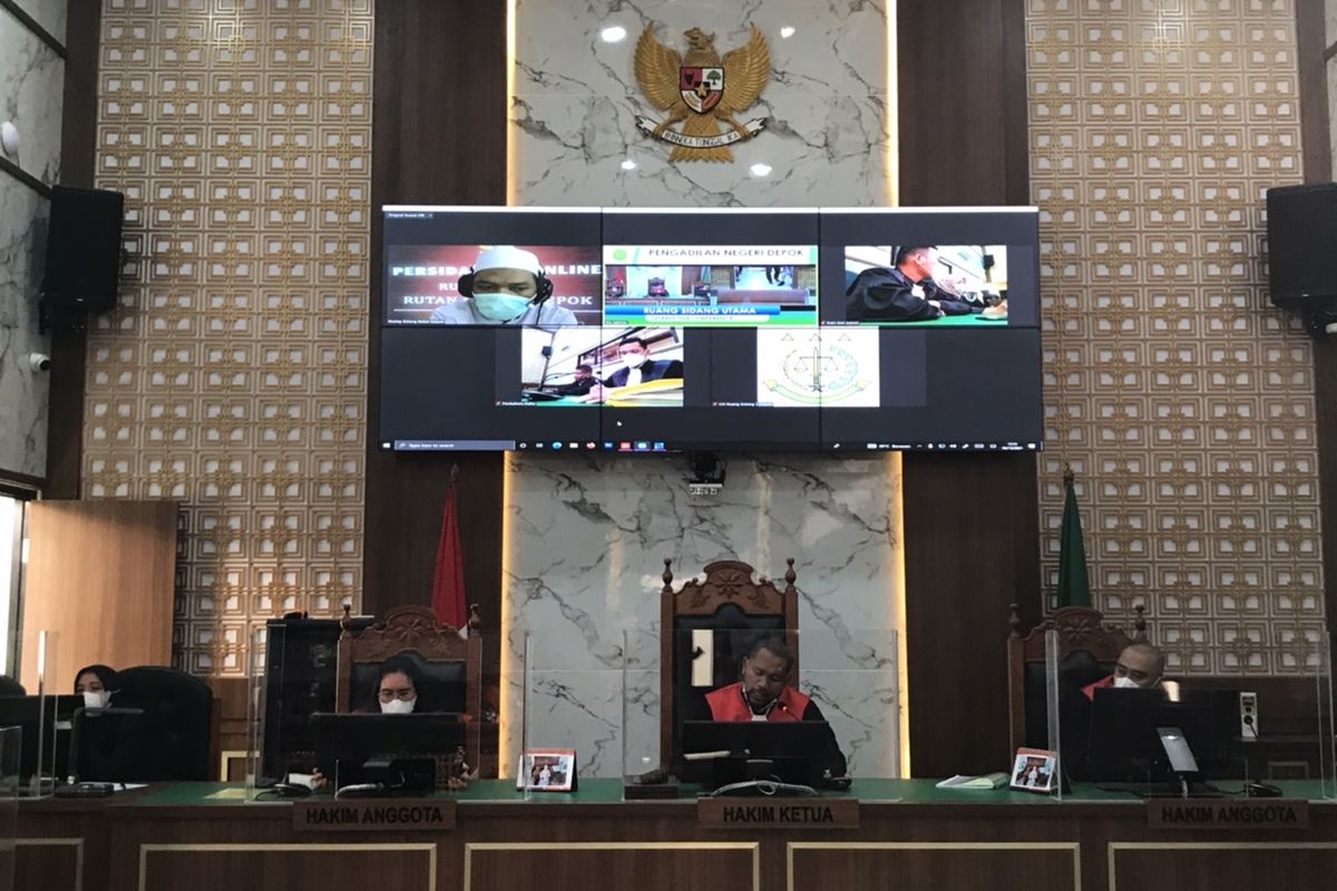 Sidang vonis terdakwa kasus berita hoaks babi ngepet, Adam Ibrahim di Pengadilan Negeri Depok, Jawa Barat pada Senin (6/12/2021) sore.