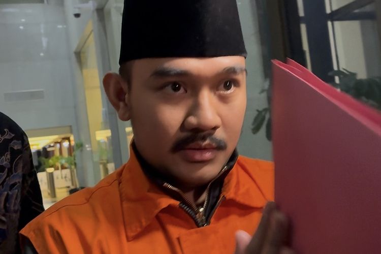 Bupati Bekasi nonaktif Ade Kuswara Kunang  usai diperiksa KPK di Gedung Merah Putih Komisi Pemberantasan Korupsi (KPK), Jakarta, Selasa (6/1/2026).