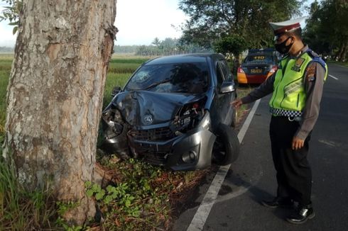 Diduga Mengantuk Saat Kemudikan Mobil, Seorang Polisi Tabrak Pohon di Kulon Progo