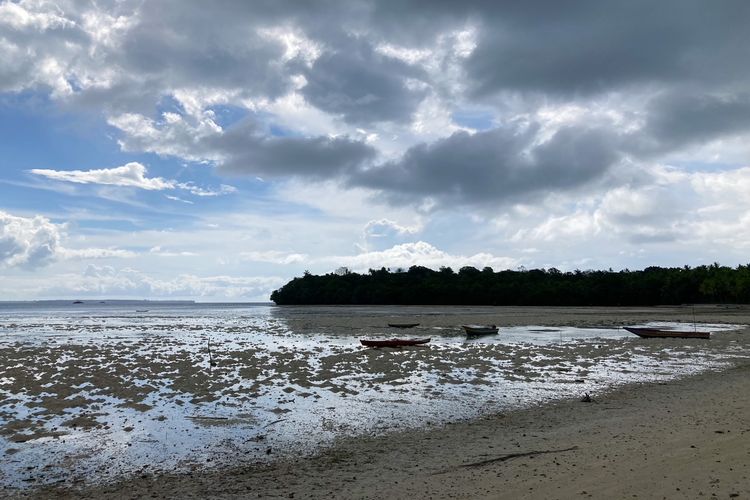 Pantai Ngurfaruan atau Pantai Ngilngof di Desa Wisata Ngilngof di Kecamatan Manyeuw, Kei Kecil, Kepulauan Kei, Kabupaten Maluku Tenggara, Kamis (28/10/2021).