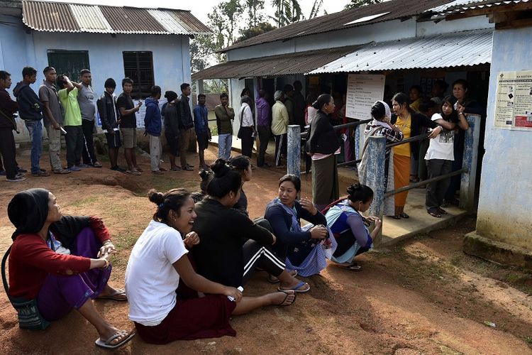 Warga mengantre untuk memberikan suara di sebuah TPS di Desa Borgang village, negara bagian Meghalaya, India, Kamis (11/4/2019). India menggelar pemilihan umum terbesar di dunia yang diikuti 900 juta pemilih dan digelar selama enam pekan.
