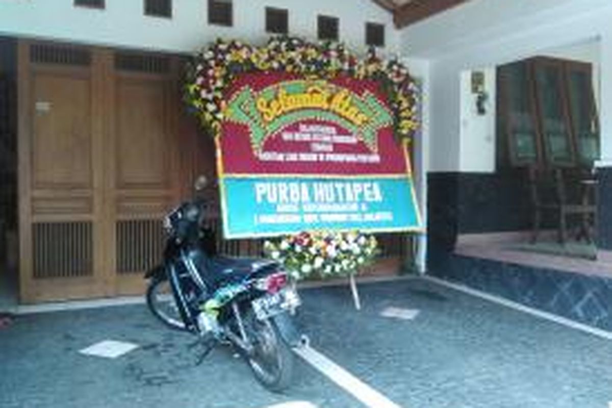 Papan ucapan selamat dari Kadisdukcapil DKI Purba Hutapea di halaman depan rumah Menlu Retno Marsudi, Pesona Khayangan, Depok, Senin (27/10/2014).