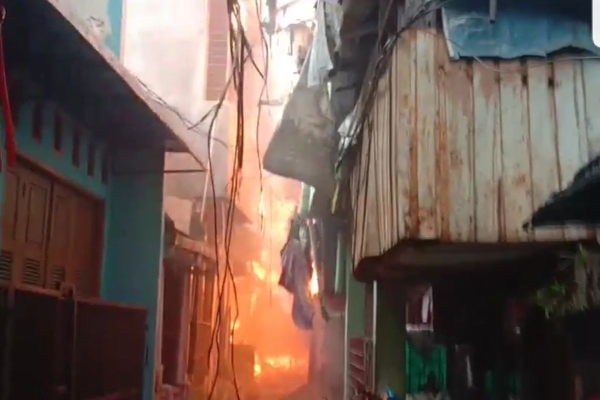Kebakaran melanda permukiman padat penduduk di Jalan Keadilan Dalam RT 002/001, Kelurahan Keagungan, Kecamatan Taman Sari, Jakarta Barat, pada Minggu (18/4/2021).
