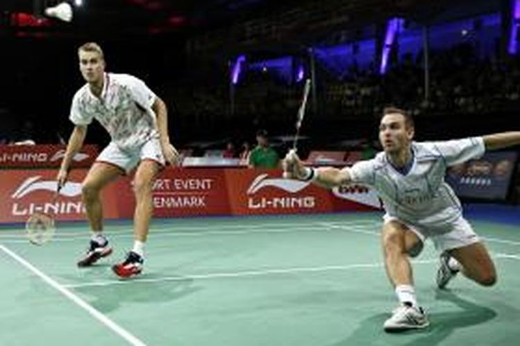 Pasangan ganda putra Denmark, Mads Conrad-Petersen/Mads Pieler Kolding, beraksi saat menghadapi ganda Korea Selatan, Lee Yong-dae/Yoo Yeon-seong, pada babak pertama All England di Barclaycard Arena, Birmingham, Rabu (4/3/2015). 