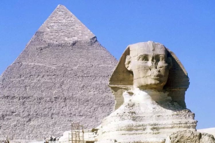 Seorang perempuan mencoba swafoto telanjang di depan Patung Sphinx di Mesir.
