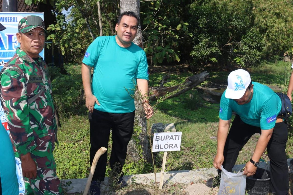 Bupati Blora Arief Rohman saat menghadiri acara penanaman 1.500 pohon di sepanjang jalan Sumber-Temulus, Kecamatan Menden dalam puncak peringatan Hari Lingkungan Hidup Sedunia 2024 di Kabupaten Blora, Rabu (12/6/2024). 
