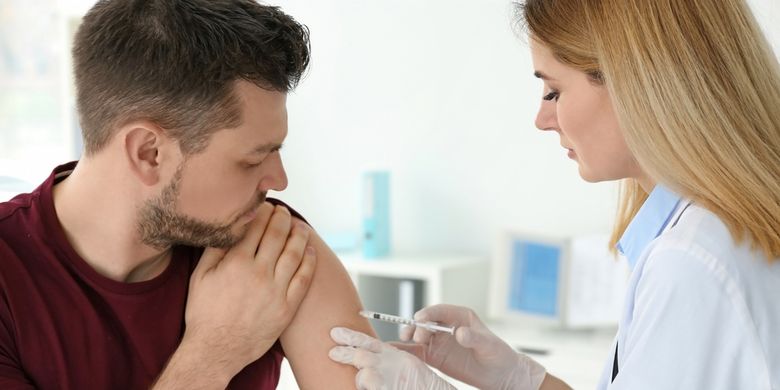 Ilustrasi vaksinasi yang diperoleh sebelumnya, menurut penelitian dapat melatih sistem kekebalan tubuh, sehingga di saat pandemi virus corona memberikan risiko infeksi Covid-19 yang lebih rendah.