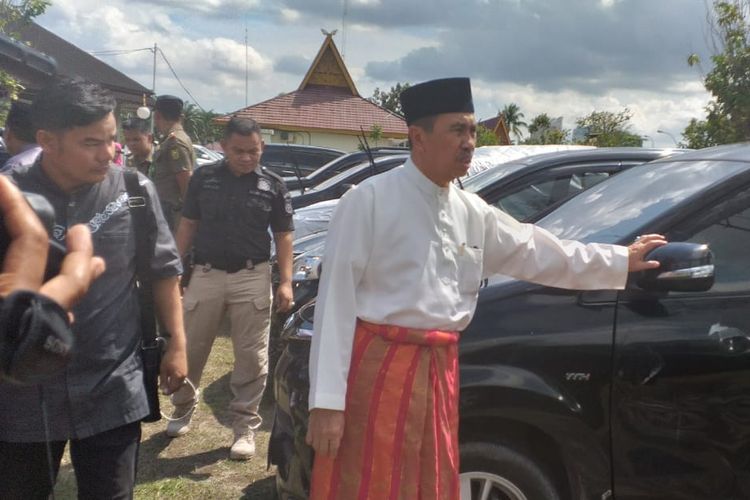 Gubernur Riau Syamsuar mengecek mobil dinas ASN yang di kandangkan di pekarangan Rumah Dinas Gubernur Riau, karena dilarang dibawa mudik lebaran idul fitri, Jumat (31/5/2019). 
