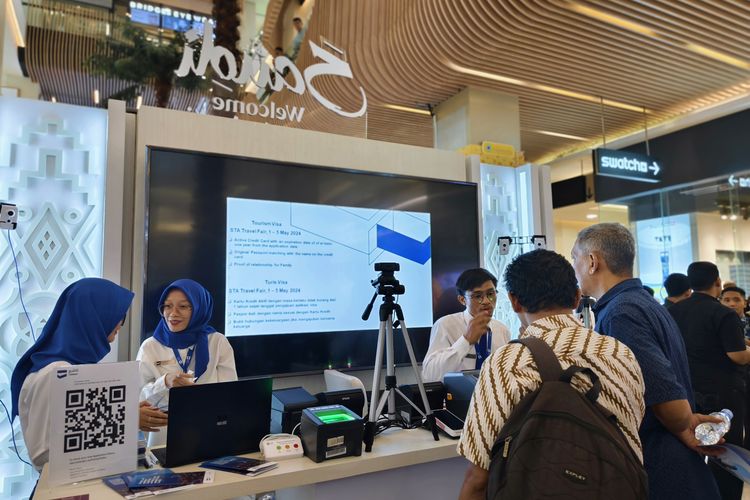 Stand pengurusan visa turis dalam acara pameran perjalanan Saudi Tourism Authority di mal Kota Kasablanka, Rabu (1/5/2024). 