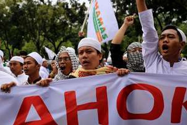 Ormas keagamaan berunjuk rasa di depan Gedung Balai Kota DKI Jakarta, Jumat (14/10/2016). Ormas keagamaan berunjuk rasa untuk mengkritik gaya kepemimpinan Ahok di Jakarta.