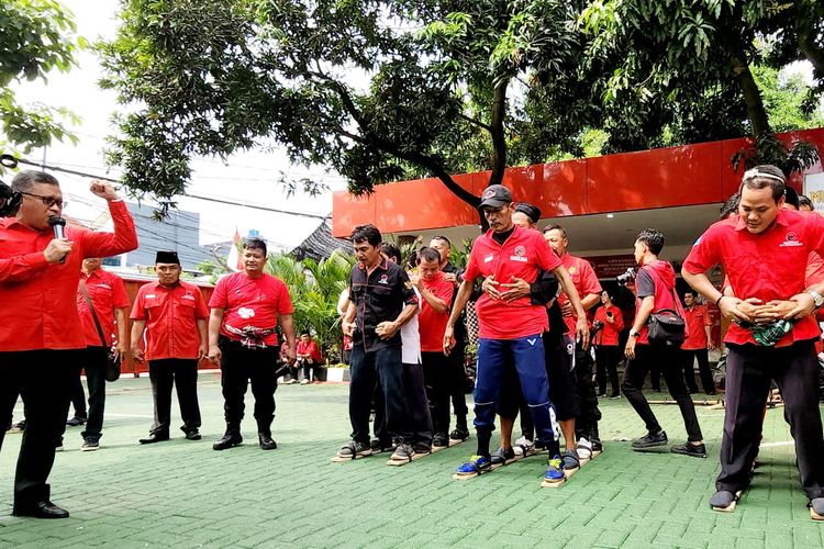 Sekjen PDI-P Hasto Kristiyanto saat menjadi wasit lomba bakiak di perayaan HUT ke-77 RI di Sekolah PDI-P, Lenteng Agung, Jakarta Selatan, Rabu (17/8/2022). 