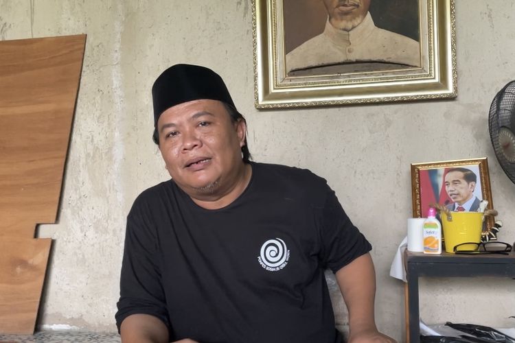 Agus Hadi Prasetyo (50) orangtua dari Key (9) menceritakan kisah dibalik video Key yang viral di media sosial saat ditemui di rumahnya kawasan Sumurbatu, Kecamatan Bantargebang, Kota Bekasi, Rabu (26/7/2023).