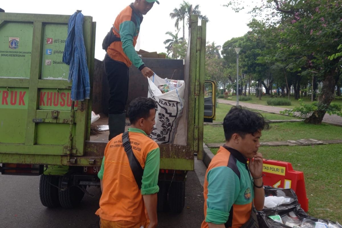 Petugas kebersihan saat membersihkan kawasan Monas, Jakarta Pusat, Selasa (2/7/2024).(Dok Satpel LH Gambir)