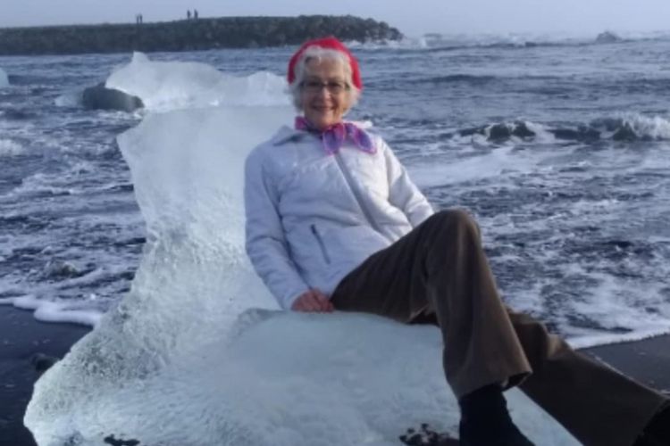 Nenek 77 tahun bernama Judith Streng duduk di atas gumpalan es ketika berlibur ke Islandia. Aksi itu membuatnya nyaris hanyut ke laut sebelum diselamatkan.