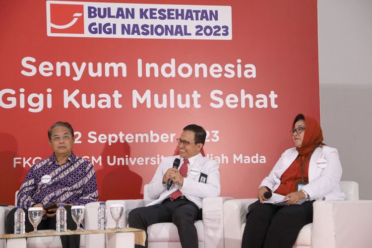 Prof. drg. Suryono, S.H., M.M., Ph.D. (tengah), saat berbincang di acara peresmian Bulan Kesehatan Gigi Nasional (BKGN) 2023 di Universitas Gadjah Mada, Selasa (11/9/2023).