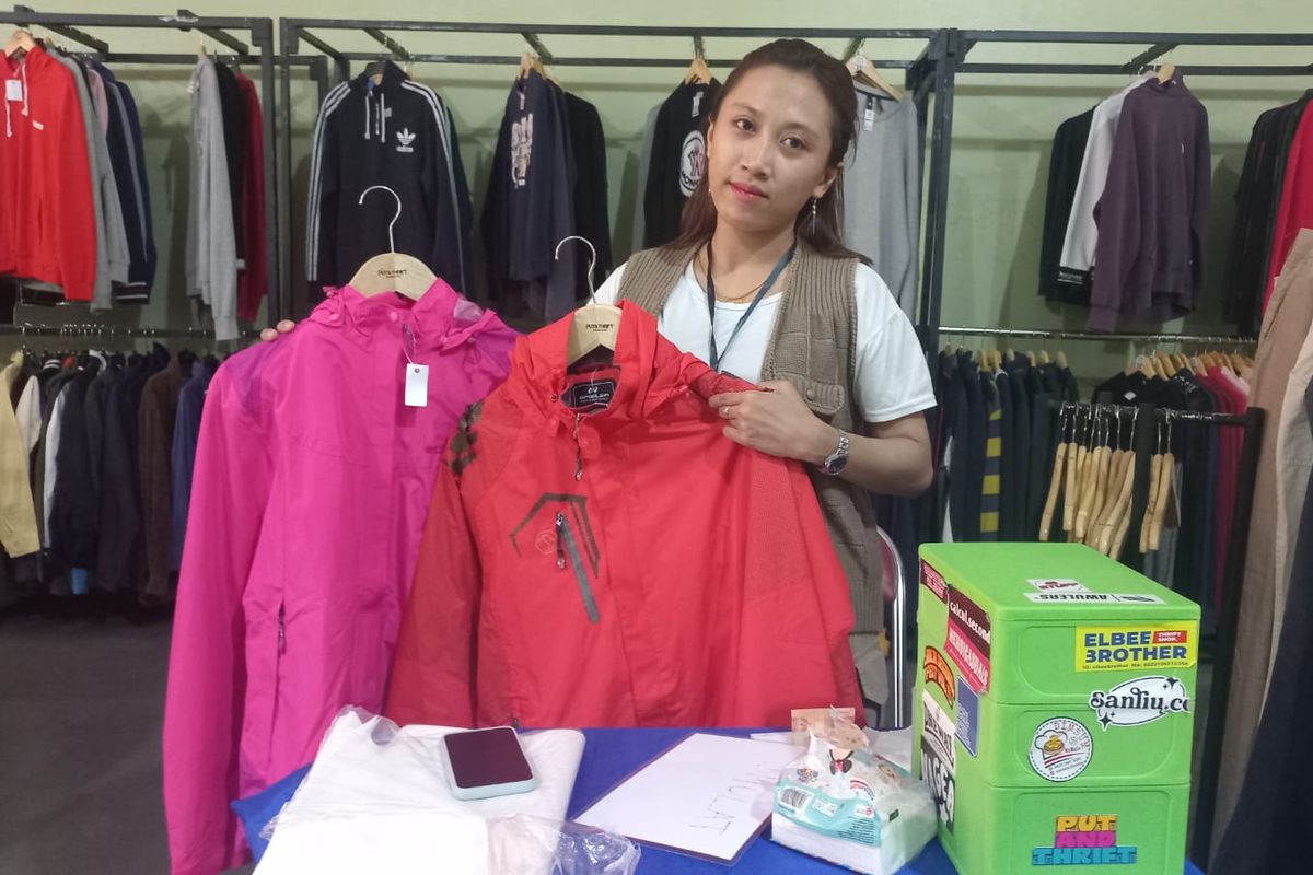 Salah satu pembeli toko thrifting milik Miftakhu Khafid (26), pemuda asal Kecamatan Bener Kabupaten Purworejo, Jawa Tengah.