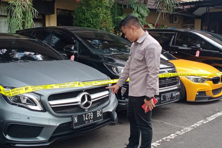 Mobil jenis Mercedes Benz GLA berwarna abu-abu doff dengan nomor polisi N 1479 BC milik tersangka Wahyu Kenzo terparkir di halaman Mapolresta Malang Kota.