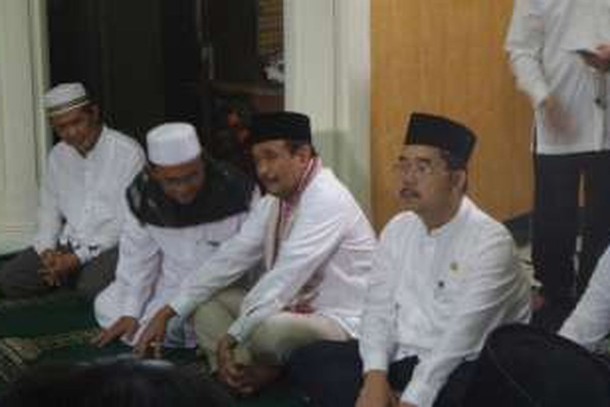 Wakil Gubernur DKI Jakarta Djarot Syaiful Hidayat sebelum buka puasa bersama warga Kampung Rawa, Johar Baru, di Masjid Nurul Muslimin, Kamis (8/6/2016). 