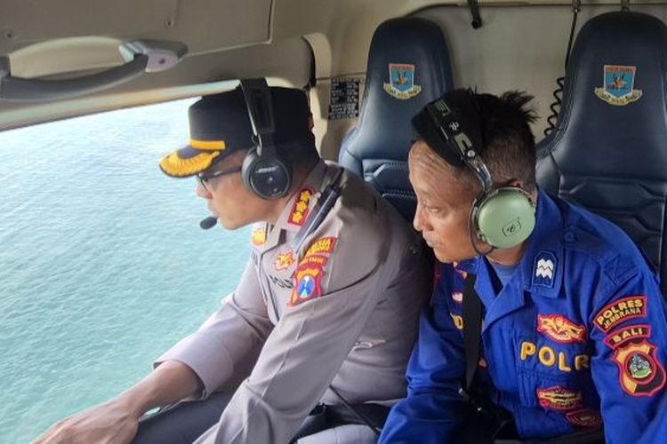 Kapolda Jatim Irjen Pol Nanang Avianto memantau pencarian korban KMP Tunu Pratama Jaya di perairan selat Bali menggunakan helikopter, Kamis (3/7/2025)