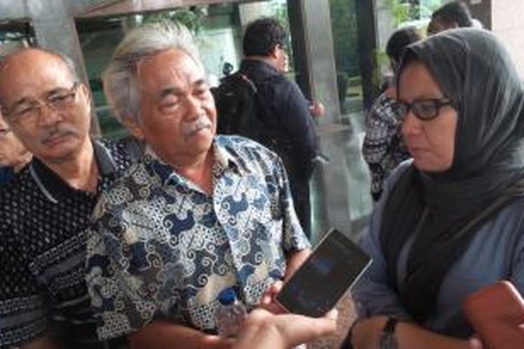 Utomo Rahardjo (tengah) bersama aktivis hak asasi manusia lain usai bertemu Menkumham Yasonna Laoly di Jakarta, Kamis (20/8/2015).