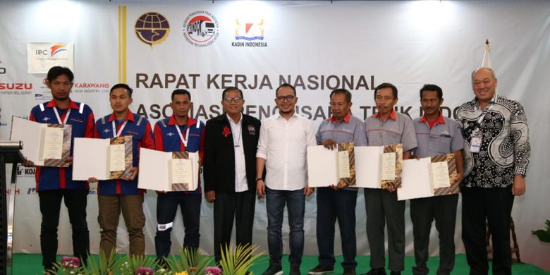 Menaker Hanif (baju putih) bersama Kepala BNSP Kunjung Masehat (sebelah kiri Menaker) dan 
Ketua Umum Aptrindo, Gemilang Tarigan (paling kanan) berfoto bersmaa para sopir truk yang mendapatkan sertifikasi kompetensi di Jakarta, Kamis (14/2/2019).